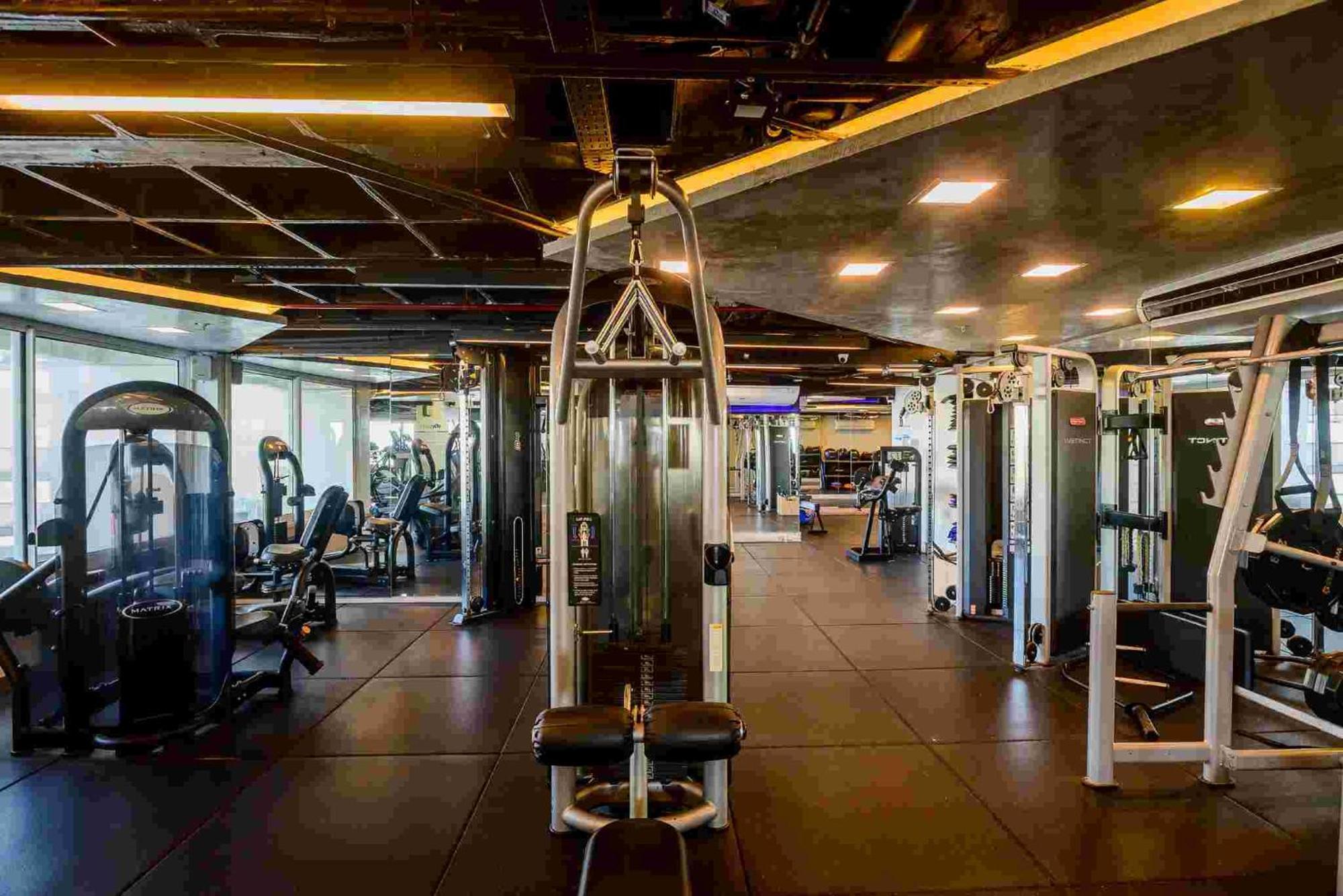 Hotel Luzeiros Sao Luis Extérieur photo The photo shows a modern gym interior. It features various exercise machines, including strength training equipment and cardio machines. The gym has a sleek design with good lighting, large windows allowing natural light, and a spacious layout. The f